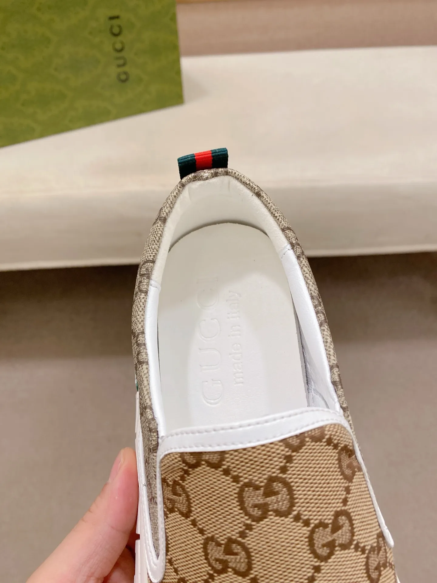 Factory price: 400💰 (GUCCI) The latest model from the official website 🎁🎁Casual and fashionable men's shoes👟, hot style💥The version is simple and elegant, exclusive for trendy men. Unique latest brand elements from the official website👑Original decoration, fashionable and generous, the fabric is original cowhide ✅Sheepskin lining, the official website specifies wear-resistant casual outsole, the classic model is taken in kind at the counter🎬38-44 (45 is not returned or exchanged when customized)